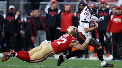 O quarterback do Tampa Bay Buccaneers, Tom Brady, corre contra o lado defensivo do San Francisco 49ers, Nick Bossa, durante o segundo tempo do jogo.