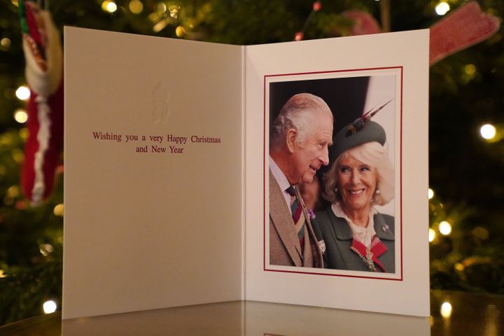 Cartão de Natal do ano de 2022 do Rei Charles III e da Rainha Consorte em frente à árvore de Natal em Clarence House.  Samir Hussein capturou a foto do cartão nos Jogos Premar em 3 de setembro. 