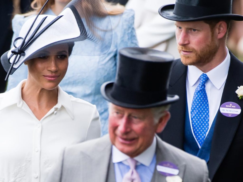 Diz-se que o rei Charles III está seguindo os passos de sua mãe sobre a possibilidade de convidar o príncipe Harry e Meghan Markle para sua coroação.