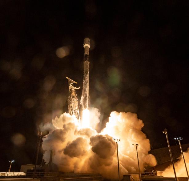 Um foguete SpaceX Falcon 9 transportando a espaçonave de água de superfície e oceânica a bordo decola do Complexo de Lançamento Espacial 4E na Base da Força Espacial Vandenberg, em 16 de dezembro de 2022.