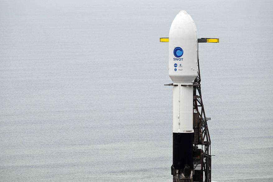 Um foguete SpaceX Falcon 9 está em uma plataforma de lançamento com o satélite Surface Waters and Oceans (SWOT) da NASA e da agência espacial francesa CNES na Vandenberg Space Force Base em Lompoc, Califórnia, em 15 de dezembro de 2022.
