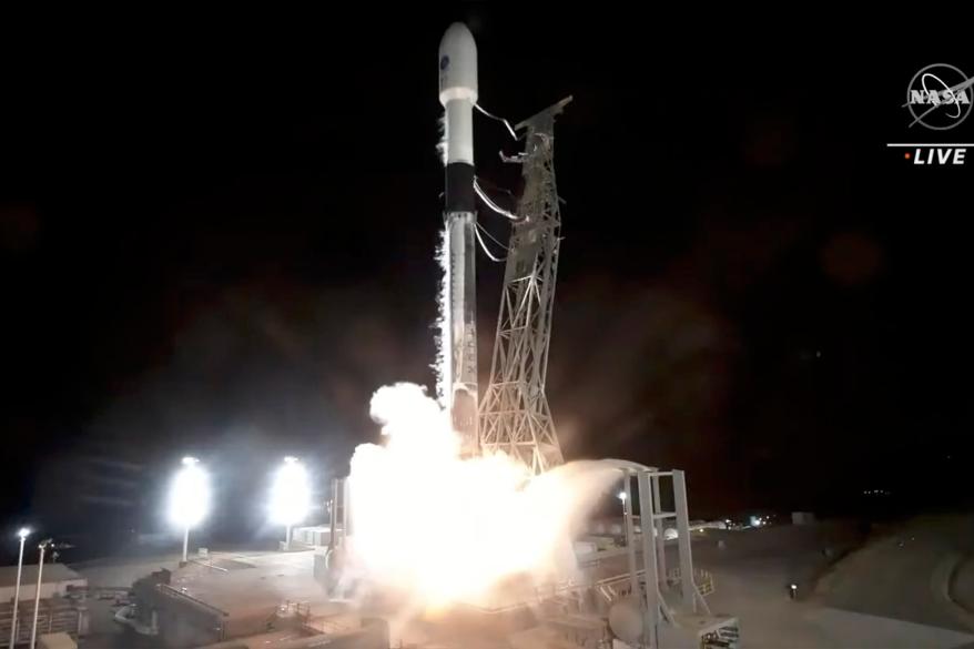 Um foguete SpaceX transportando a água da superfície e o terreno oceânico do satélite decola da Base da Força Espacial Vandenberg na Califórnia, sexta-feira, 16 de dezembro de 2022.