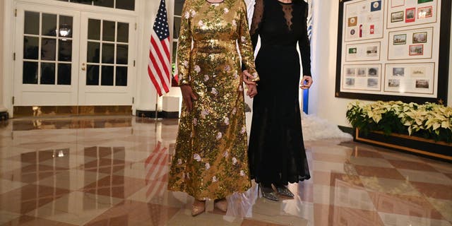 A presidente da Câmara dos Deputados dos Estados Unidos, Nancy Pelosi, e sua filha Alexandra Pelosi chegam à Casa Branca para um jantar de estado em homenagem ao presidente francês Emmanuel Macron, em Washington, DC, em 1º de dezembro de 2022.