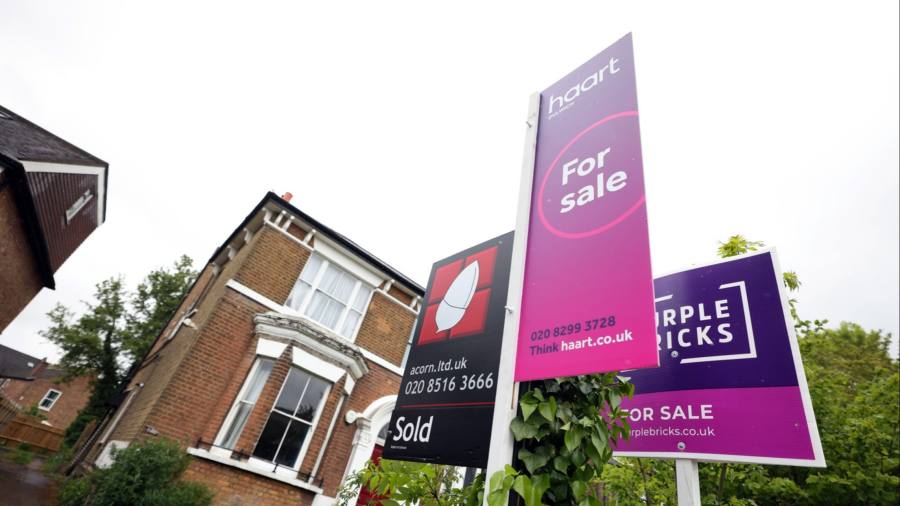 Notícias ao vivo: os preços das casas no Reino Unido estão caindo no ritmo mais rápido em 14 anos, diz Halifax